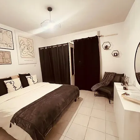 Ecrin Terrasse Elegance 2 Bedrooms Air Conditioning Wifi Parking Appartement Nîmes
